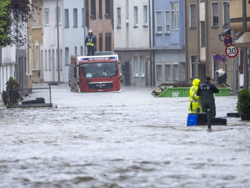 Hochwasser-Katastrophe stürzt Saarland ins Chaos ++ Frau stirbt nach Rettungseinsatz