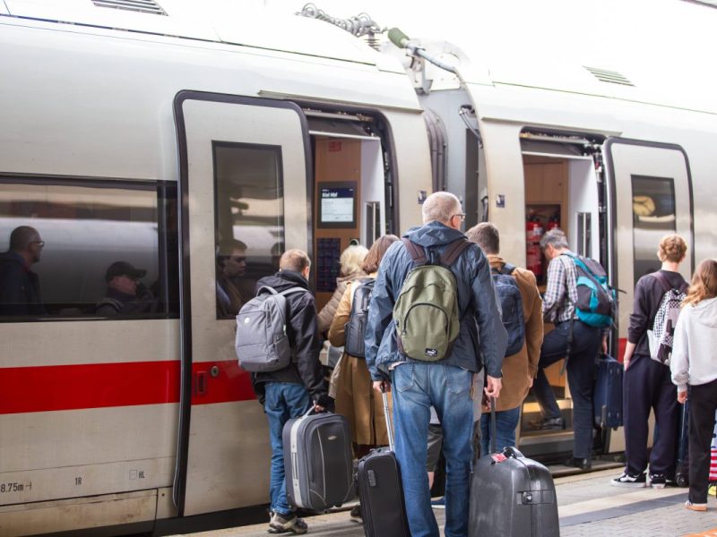 Deutsche Bahn: Brite will Bahnfahren – doch als er DAS hört, rastet er aus! „Würde mich schämen“