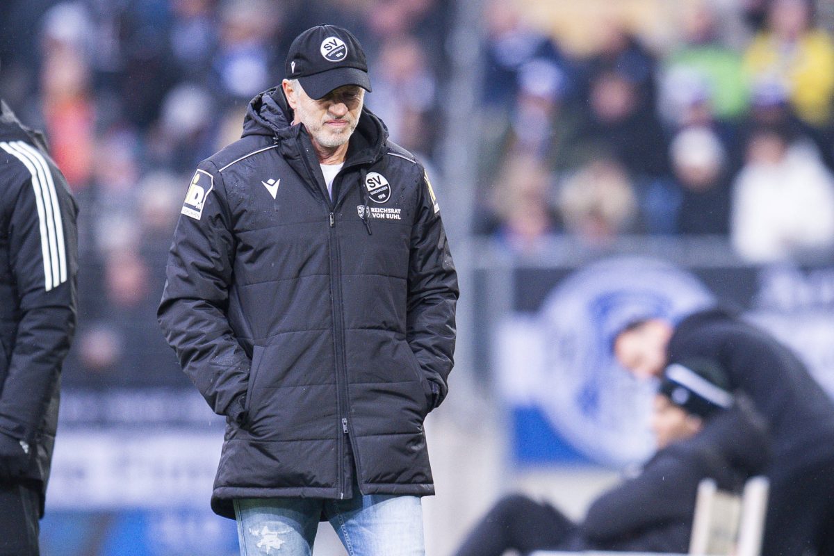 Auch bei seinem neuen Klub ist schon wieder Schluss. Ein Ex-Schalke-Coach ist einmal mehr vereinslos. Wie geht es mit ihm weiter?