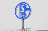 Der FC Schalke 04 hat einen weiteren Neuzugang präsentiert. Königsblau bedient sich bei einem Zweitliga-Absteiger.