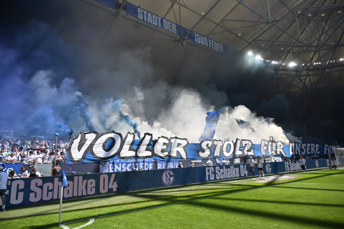 Die Fans des FC Schalke 04 begeistern.