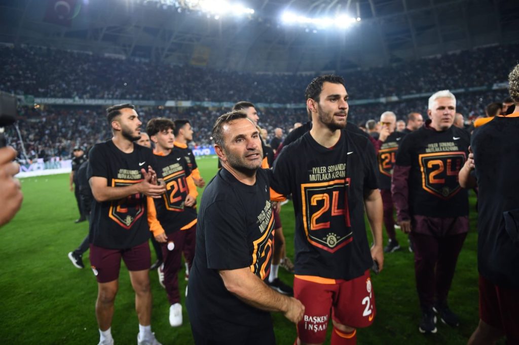 Gewinnt mit Galatasaray Istanbul die 24. Meisterschaft: Ex-Schalke-Profi Kaan Ayhan (re.).