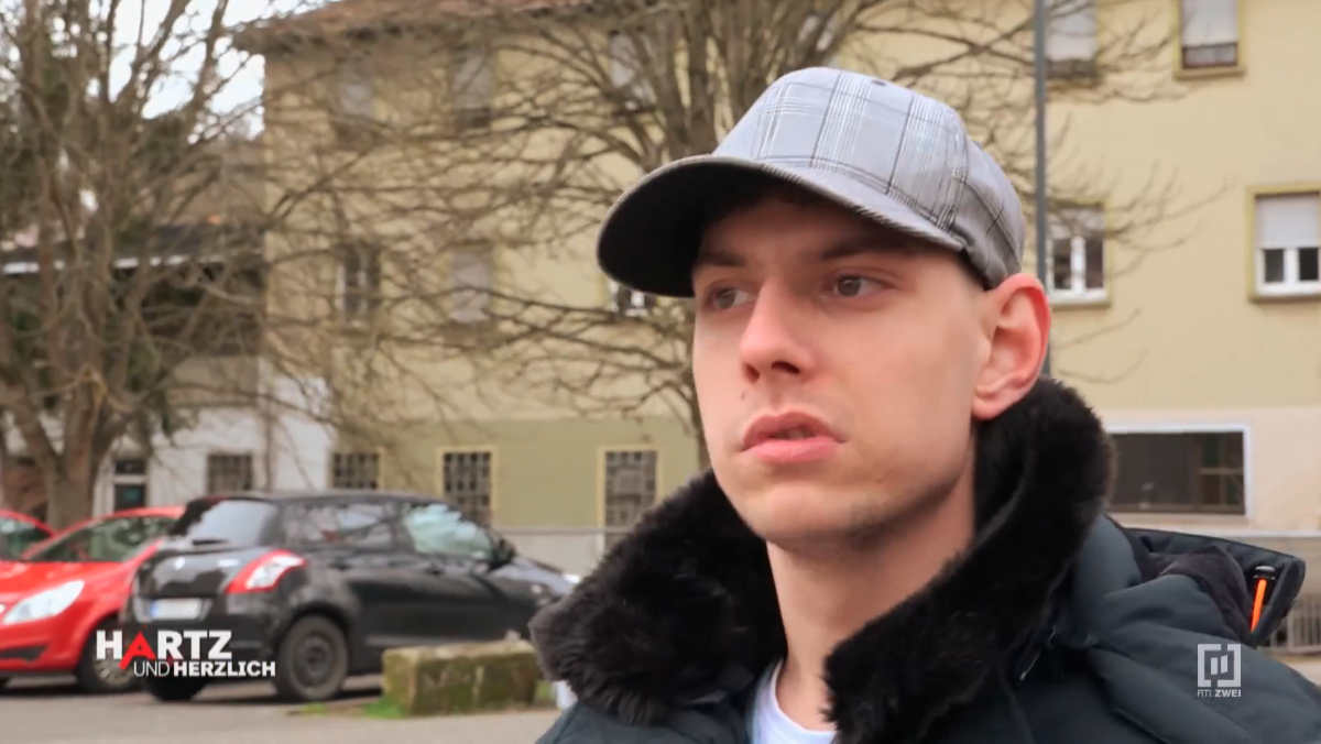 Bürgergeld-Empfänger Pascal hat hohe Schulden und ist seit kurzem wieder obdachlos. Nun erhält er jedoch 