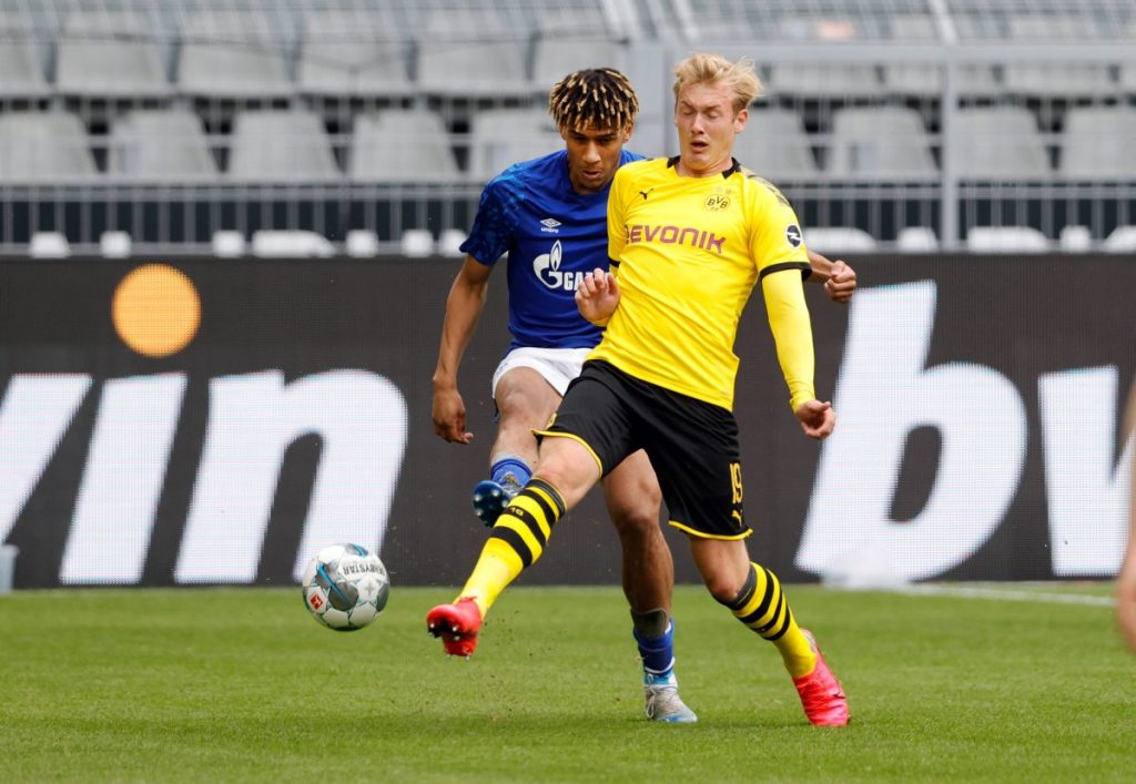 Ex-Schalker Jean-Clair Todibo und BVB-Star Julian Brandt im Zweikampf. Spielen sie bald gemeinsam für Schwarz-Gelb?