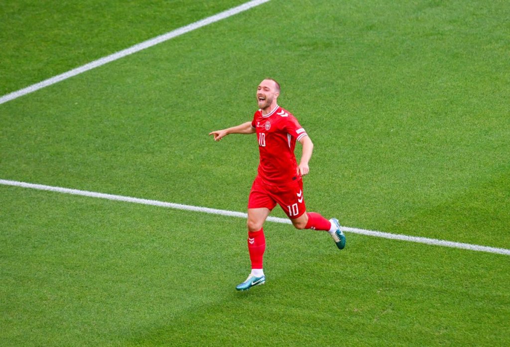 1.100 Tage nach seinem Herzstillstand bei der EM 2021 trifft Dänemarks Christian Eriksen zum 1:0 für sein Team.