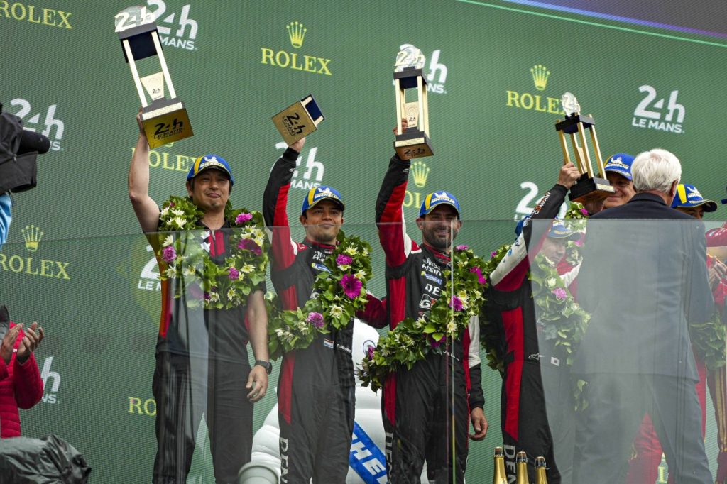 Das Toyota-Trio feiert Platz zwei: Nyck de Vries (Mitte) setzt beim 24-Stunden-Rennen von Le Mans ein Ausrufezeichen.