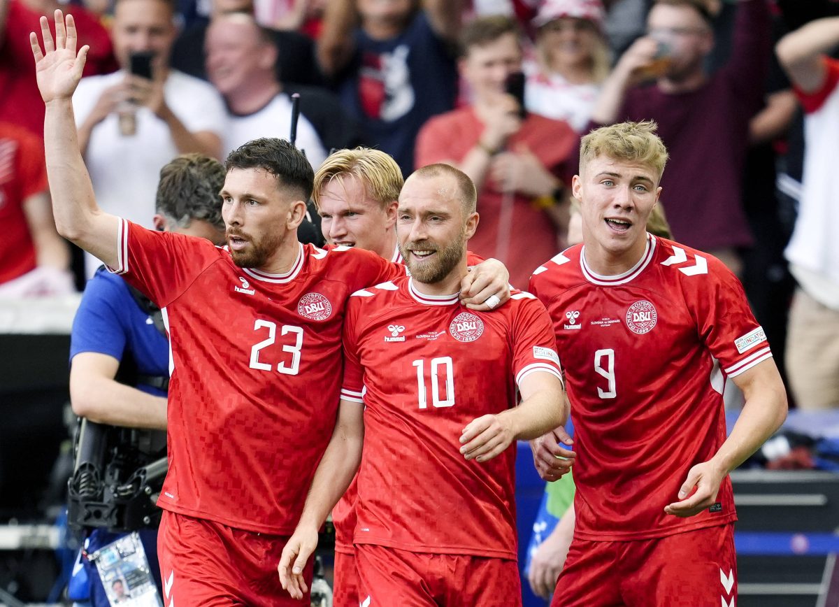 Eine unglaubliche Geschichte! Im Spiel Slowenien - DÃ¤nemark brachte eine Szene die FuÃŸballfans zum Ausflippen.