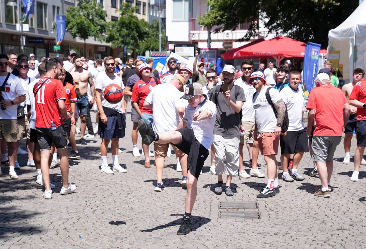 England - Slowenien: Fans schieÃŸen mit diesem Spiel den Vogel ab.