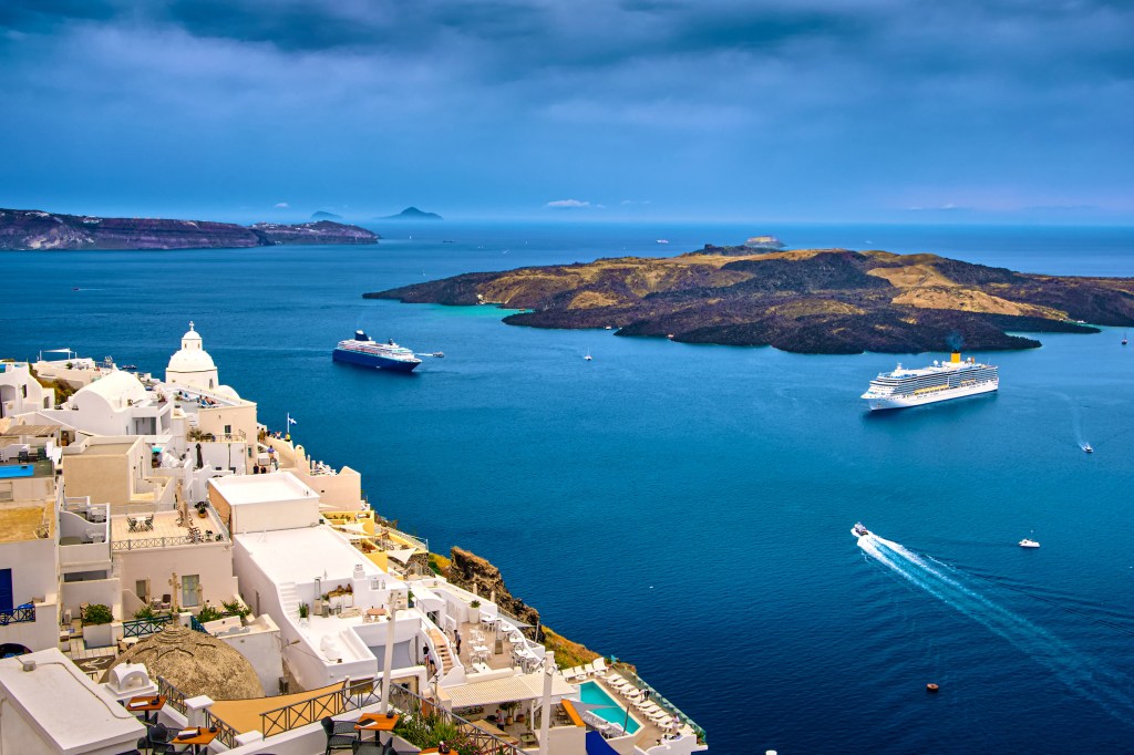 Ausblick aufs Meer mit Kreuzfahrtschiffen