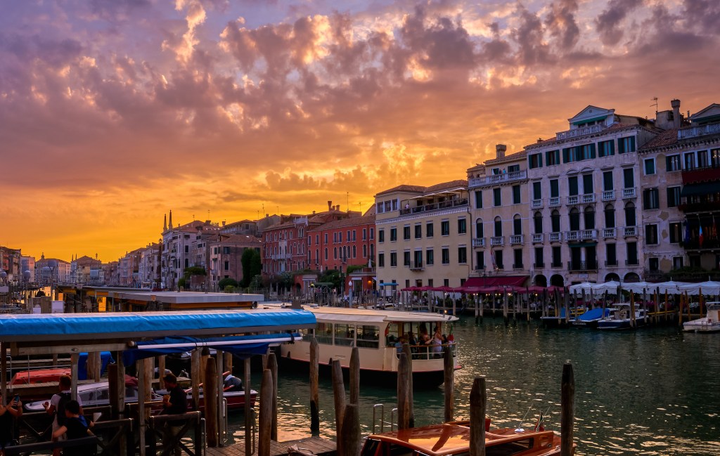 Sonnenuntergang über den Häusern von Venedig
