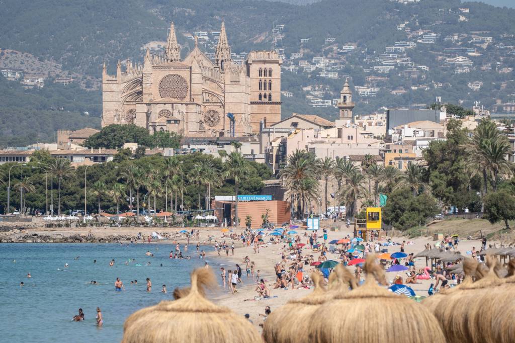 Kathedrale von Mallorca hinter Strandabschnitt