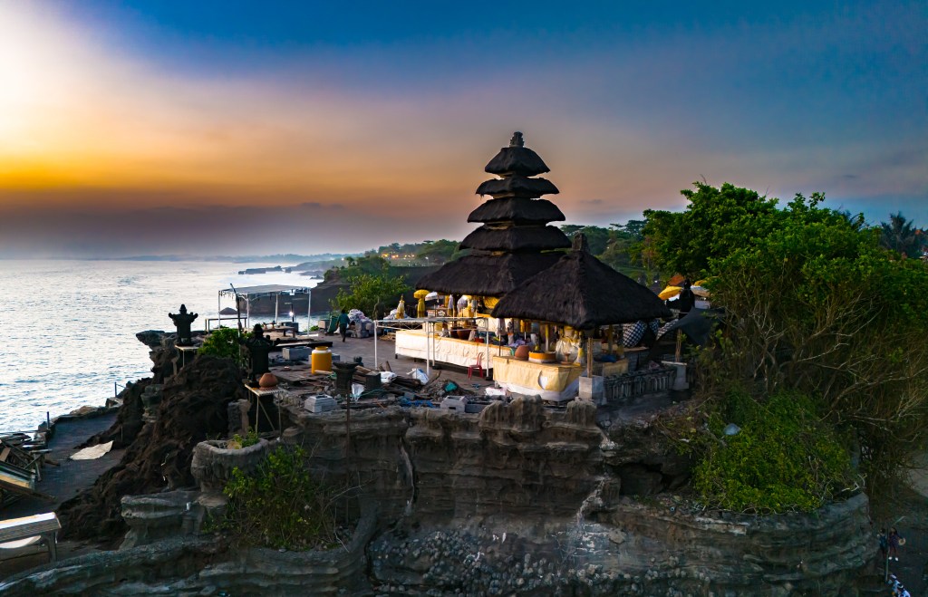 Küste mit Restaurant bei Sonnenuntergang