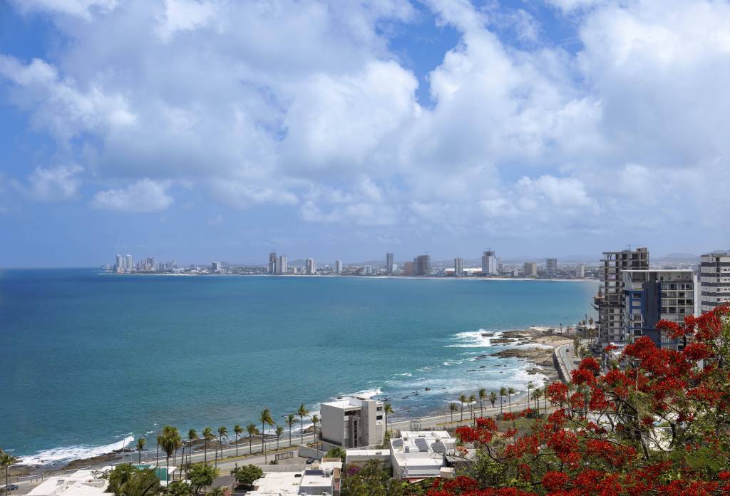 Strand und Skyline von Mexiko