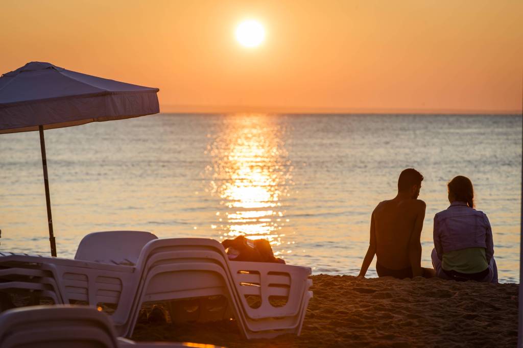 Strand mit verliebtem Paar