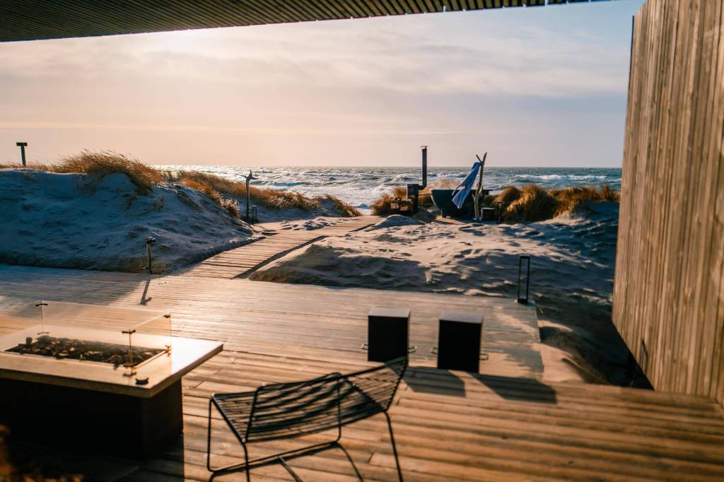 Strand mit Liegestuhl