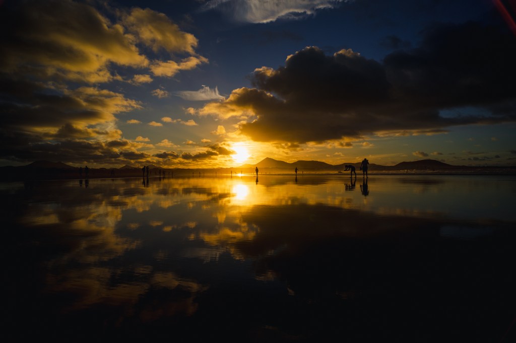 Meer mit Sonnenuntergang.