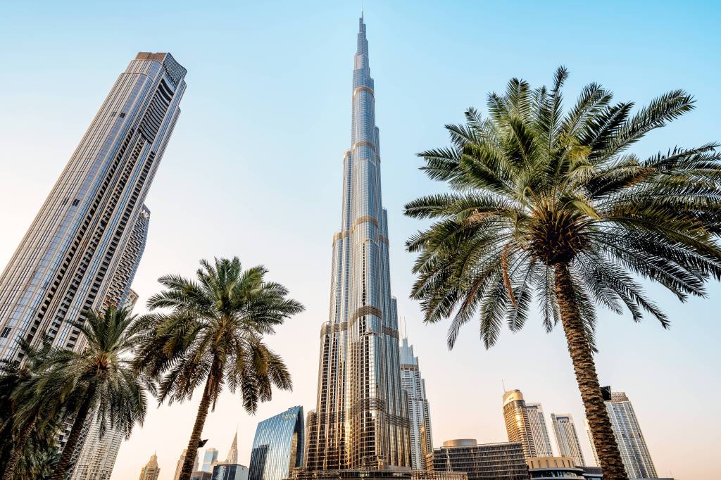Das Burj Khalifa mit anderen Häusern und Palmen