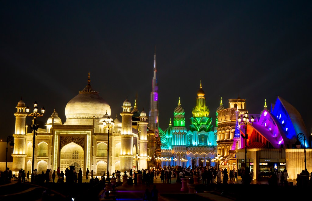 Beleuchtete Häuser des Global Village