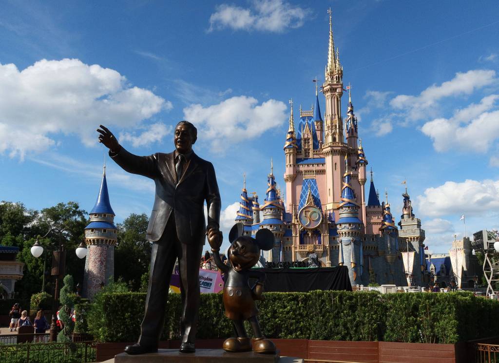 Disney Schloss mit Walt Disney Statue