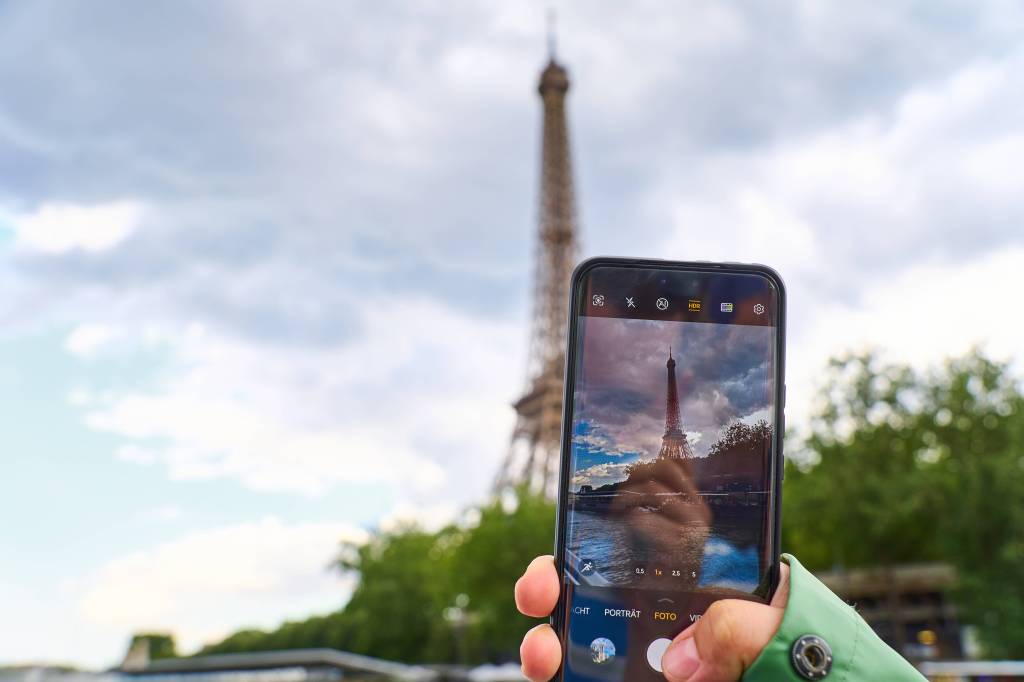 Ein Handyfoto vom Eiffelturm wird gemacht.