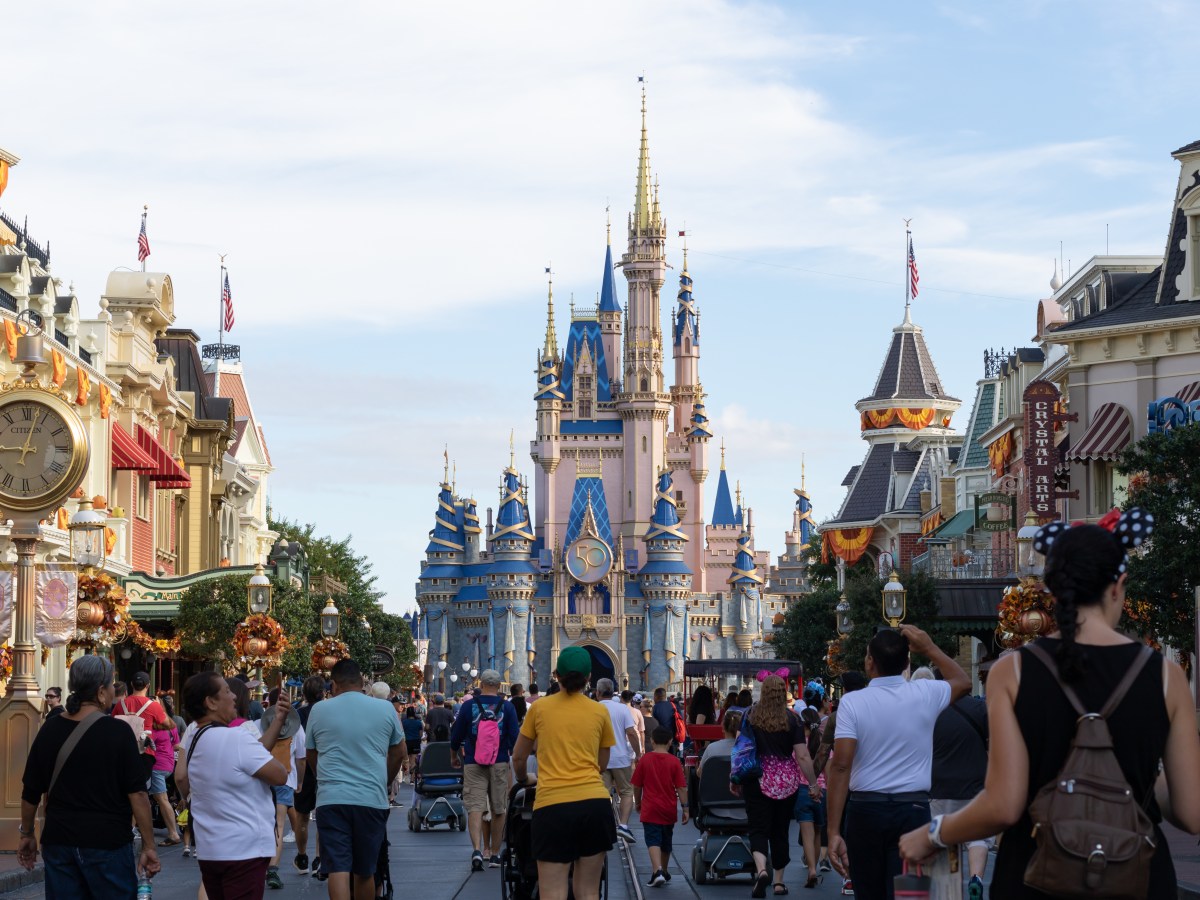Disney Schloss mit Menschenmasse