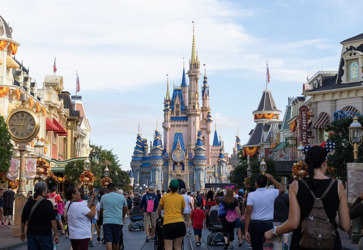 Disney Schloss mit Menschenmasse