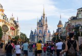 Disney Schloss mit Menschenmasse