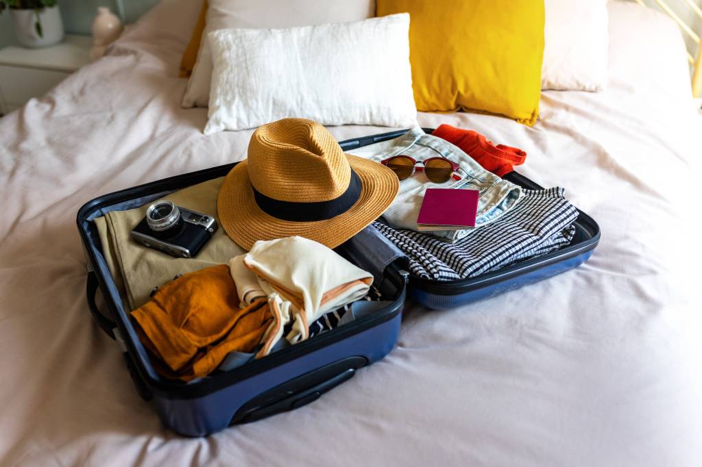 Gepackter Koffer für den Sommerurlaub