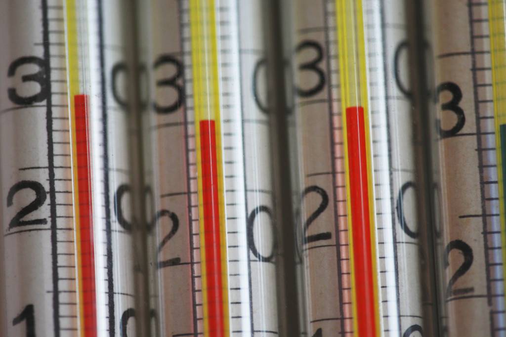 Mehrere Glasthermometer zeigen Temperaturen bis über 30 Grad. Meteorologen sprechen von einem "heißen Tag".