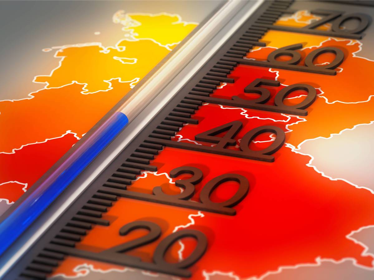 Eine roteingefärbte Deutschlandkarte auf der ein Thermometer liegt, dass bald 40 Grad anzeigt als Symbol für das heißeste Wetter im Bundesland.
