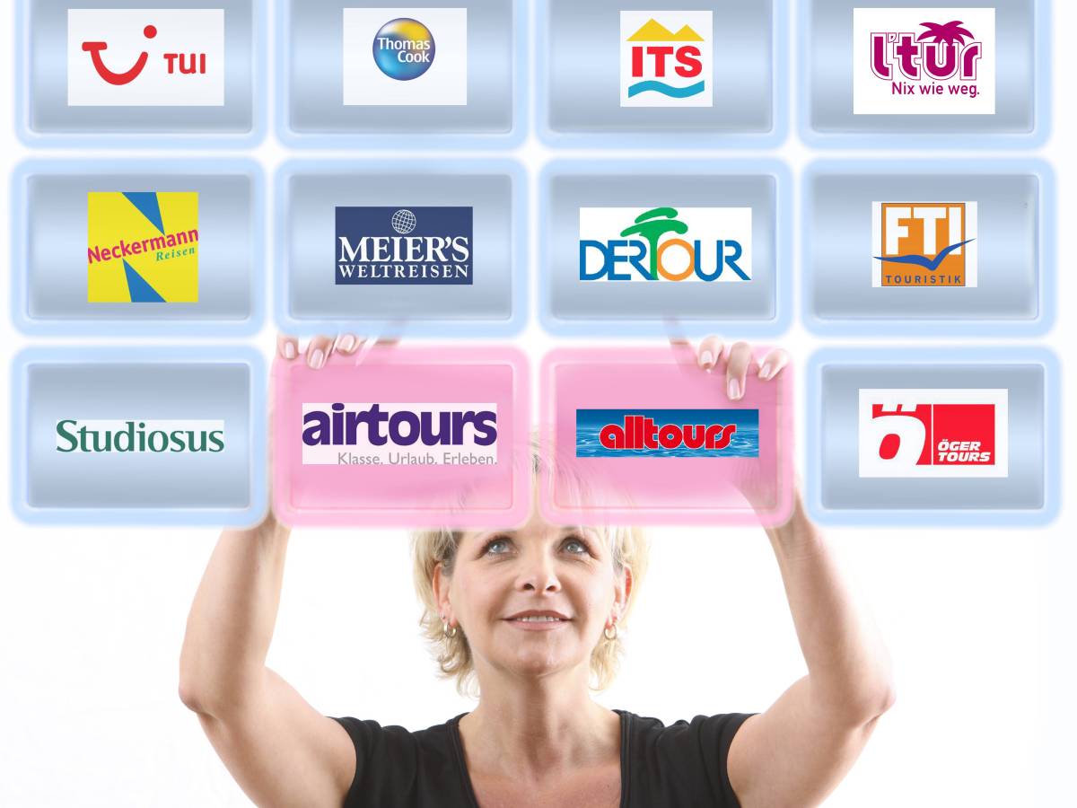 Bildschirme mit Logos von verschiedenen Reiseveranstaltern