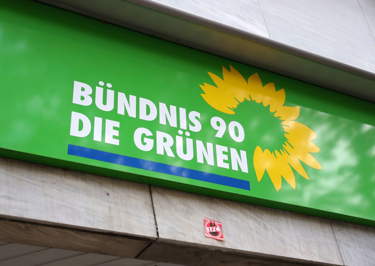 Eine Puppe trägt die Aufschrift 