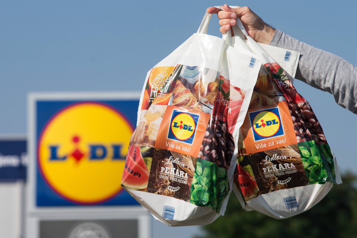 LidlFilialleiter geht beim Discounter im Ausland einkaufen und
