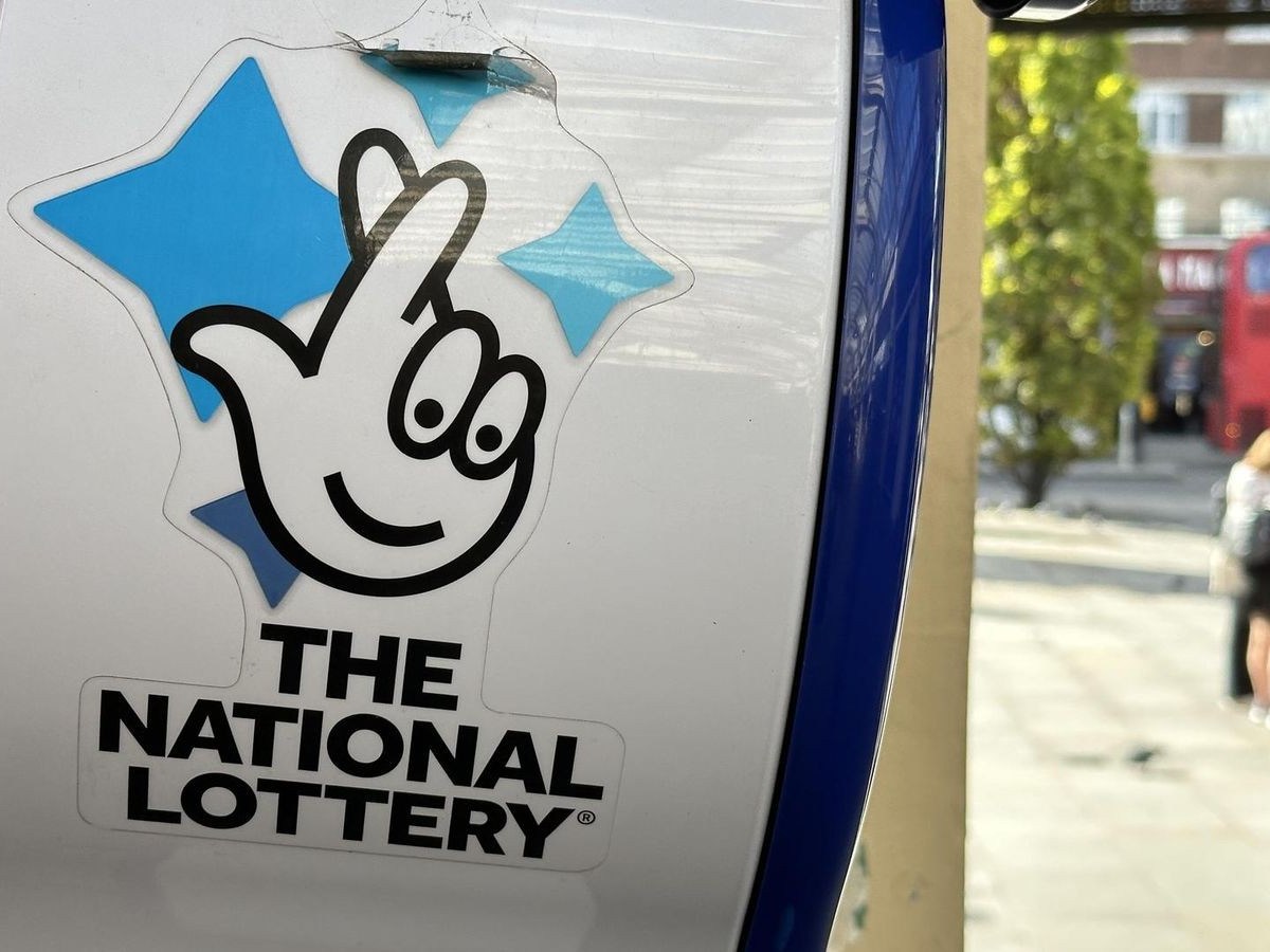 Logo der National Lottery an einem Kiosk in London (Archivfoto).
