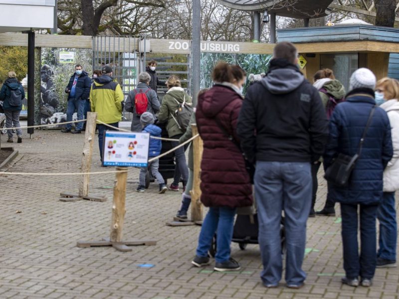 Schlangen vor dem Eingang des Zoo Duisburg