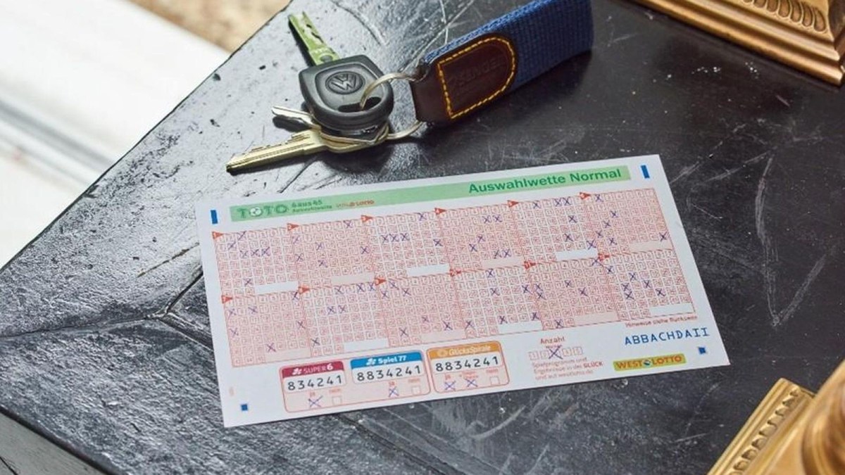 Bei der TOTO 6aus45 Auswahlwette geht es ums Unentschieden – je mehr Tore dabei fallen, desto besser. Dazu werden aus 45 festgelegten Spielpaarungen die sechs ausgewählt, die mit den höchsten Unentschieden enden.