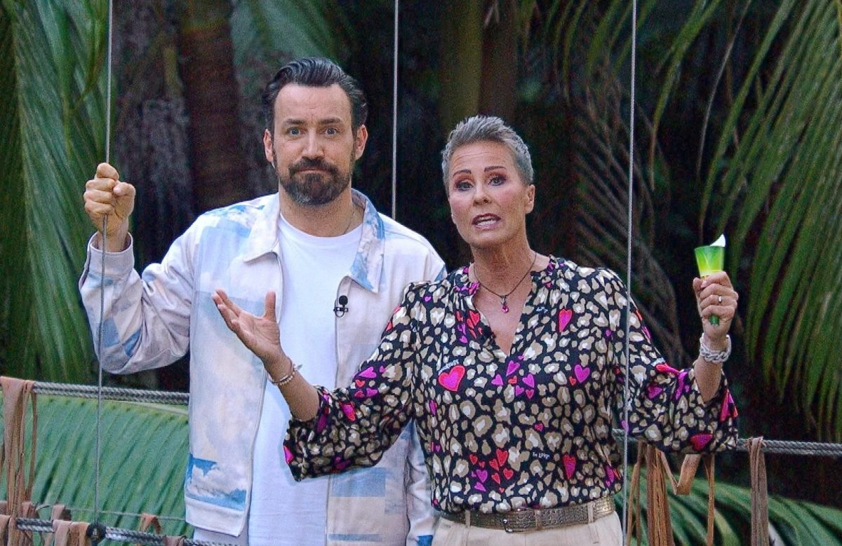 Das Dschungelcamp nähert sich von Tag zu Tag dem Endspurt. Jetzt verkünden Sonja Zietlow und Jan Köppen den ersten Exit.