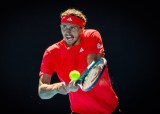Alexander Zverev schlägt bei den Australian Open einen Tennisball.