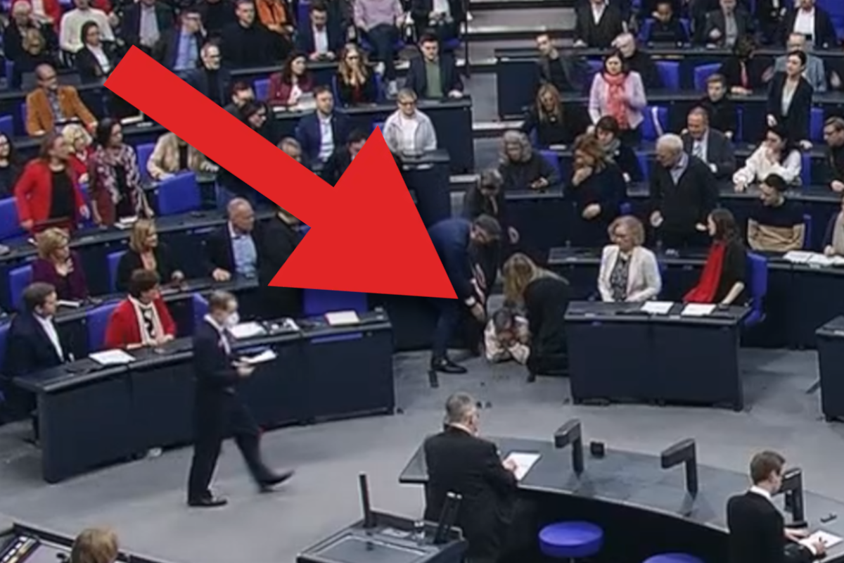 Schreckmoment im Bundestag: Grüne fliegt auf den Boden.