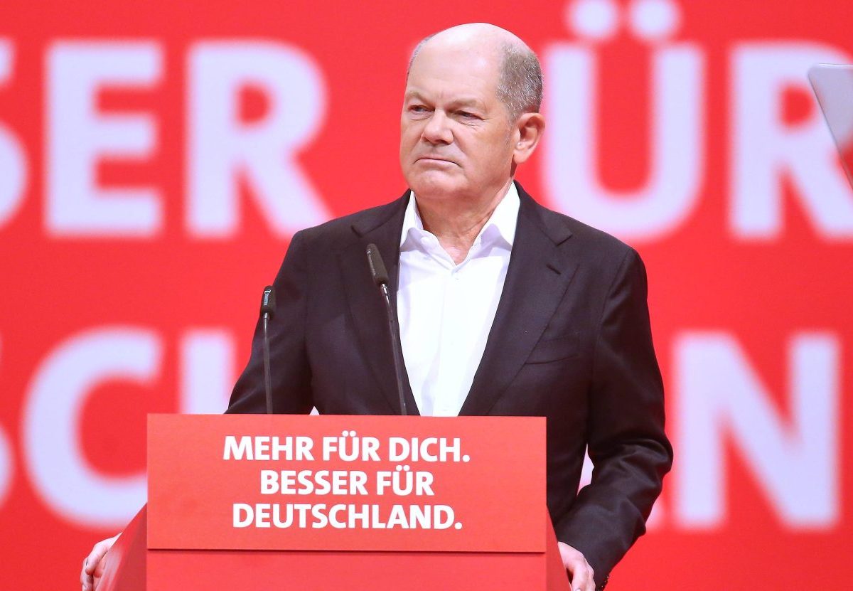 Applaus an falscher Stelle für den Kanzler.