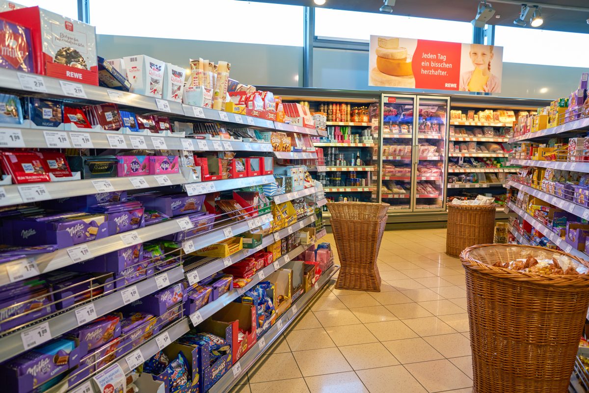 Kunden bei Rewe und Kaufland sind über die Schoko-Preise wütend. (Symbolfoto)