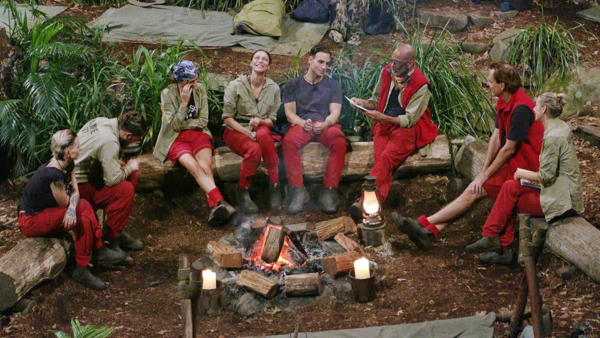 Alle gegen Timur Ülker? Im Dschungelcamp liegen die Nerven blank – und nun gerät besonders „GZSZ“-Star ins Zentrum der Streitereien.