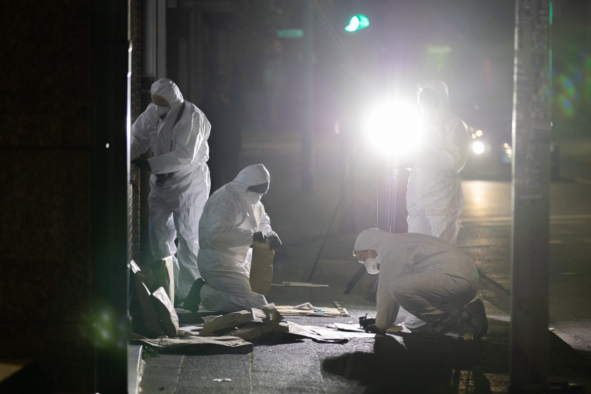 Auch am späten Samstagabend stellten Kriminaltechniker in Duisburg noch Spuren der Bluttat sicher.