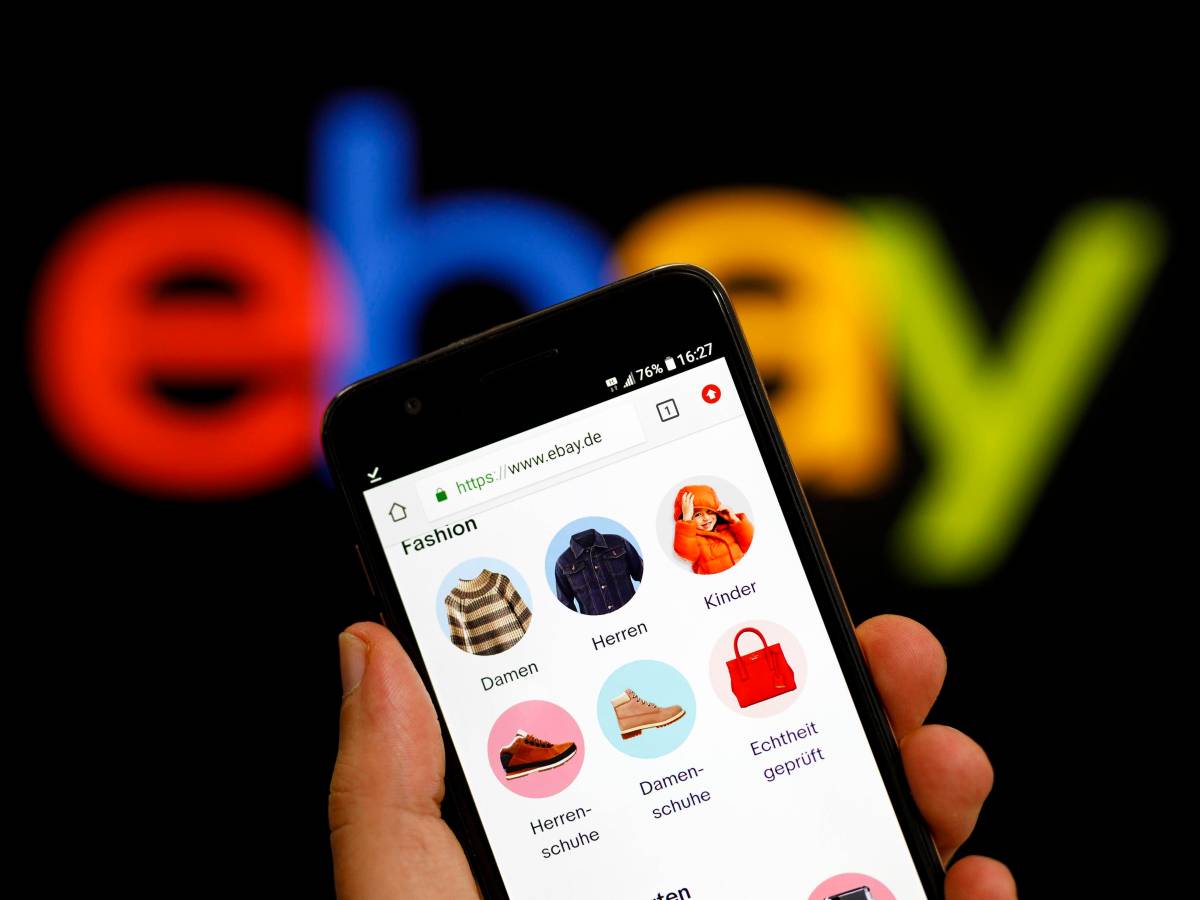 Handy mit Ebay-Kategorien vor Ebay-Logo