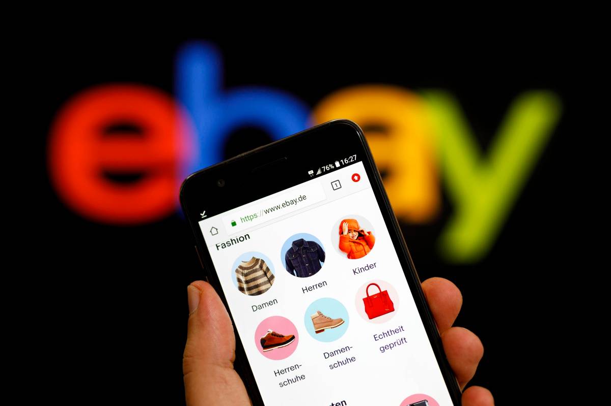 Handy mit Ebay-Kategorien vor Ebay-Logo
