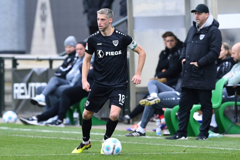 Kehrt mit seinem Heimatverein zu seinem Ex-Klub zurück: Preußen-Kapitän Marc Lorenz spielte drei Jahre lange für den S04-Nachwuchs.