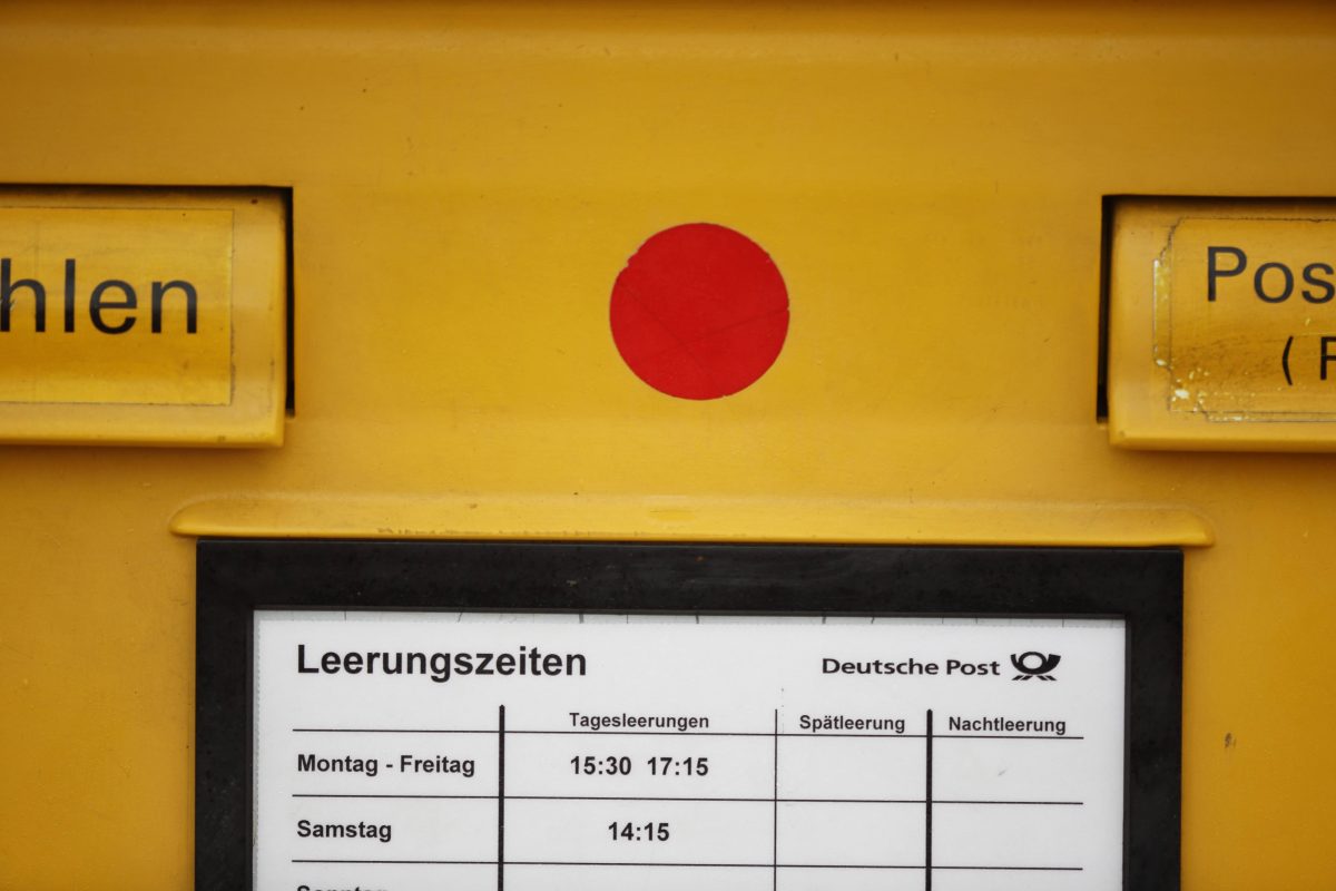 Ein Briefkasten der Deutschen Post.