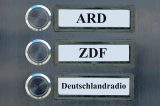 Öffentlich-Rechtliche unter Beschuss: Sind ARD & ZDF wirklich neutral? Vor der Bundestagswahl 2025 wird ihnen oft Parteilichkeit vorgeworfen – doch ist das gerechtfertigt? MrWissen2go nimmt die Medienlandschaft unter die Lupe!