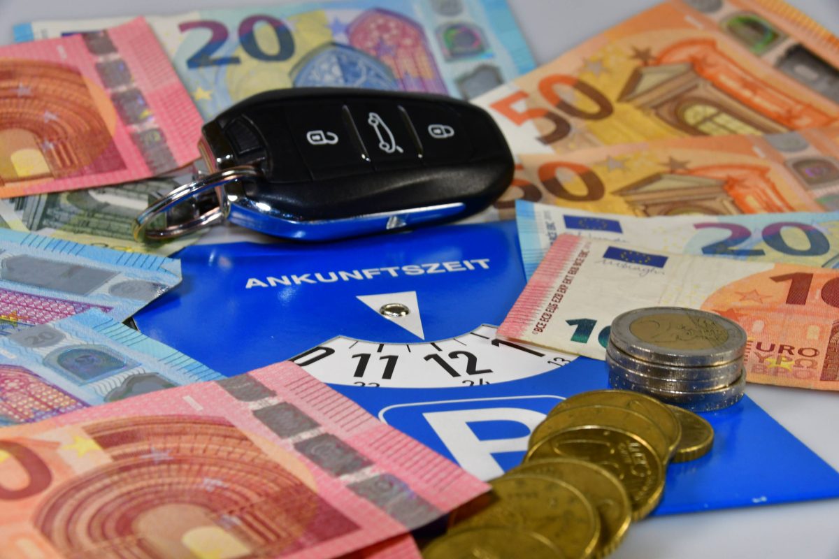 Autofahrer aufgepasst! Beim Stellen der Parkscheibe drohen fiese Bußgelder.
