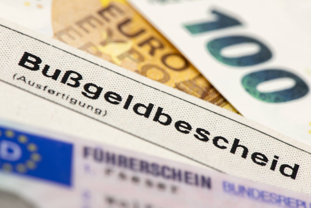 Autofahrern drohen hohe Bußgelder in der Tempo-30-Zone.